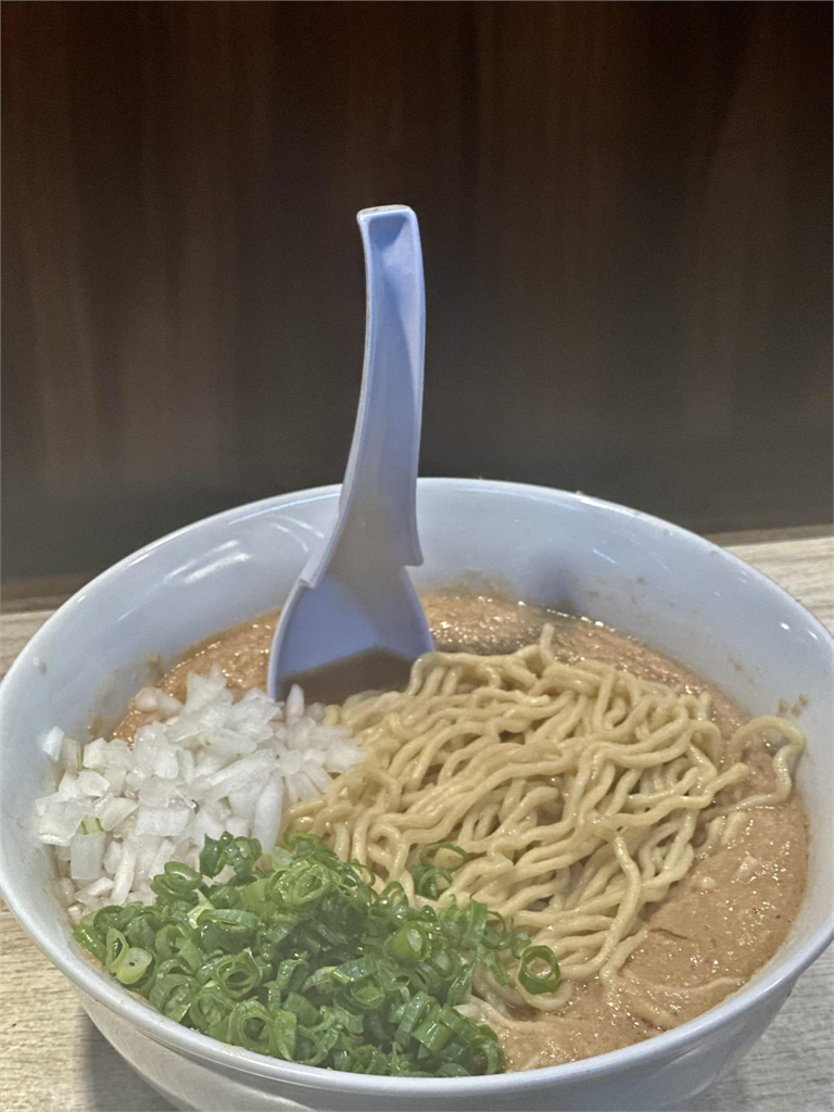 濃到像沾麵！板橋拉麵店推「特濃雞白湯」　內容物驚呆全網：麻醬麵？