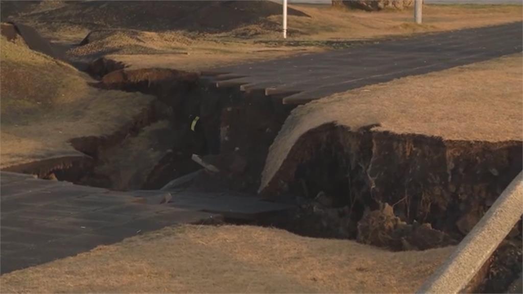 岩漿湧至地殼高點 地面直冒煙 冰島火山隨時可能爆發