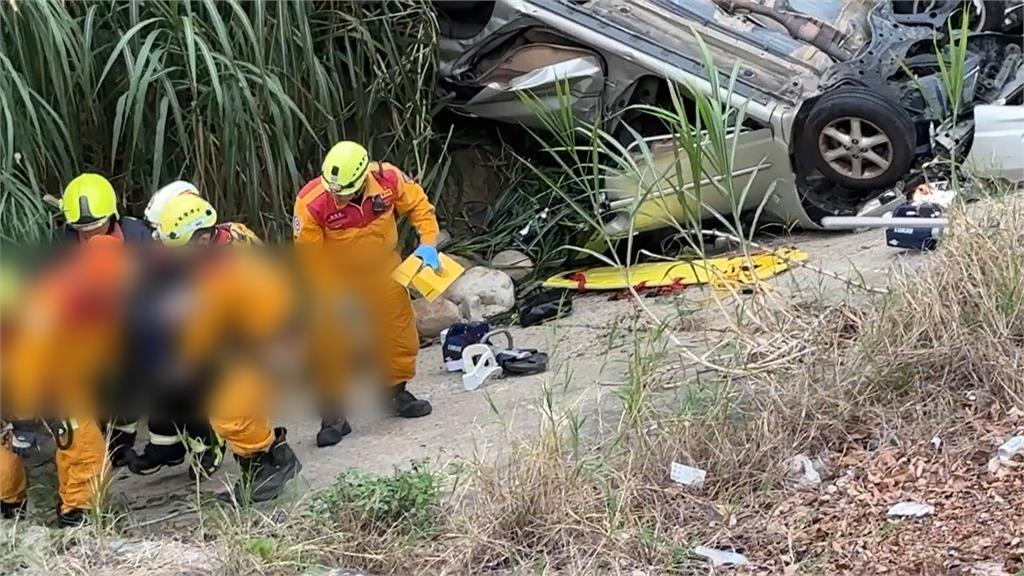 撞擊畫面曝光！疑闖紅燈釀禍　車遭撞墜橋1死1傷