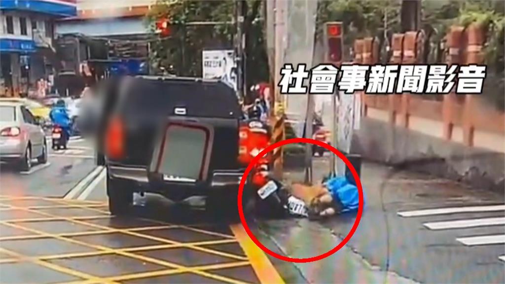 狗狗開車窗咬人! 騎士等紅燈竟遭撲倒被狂咬不放