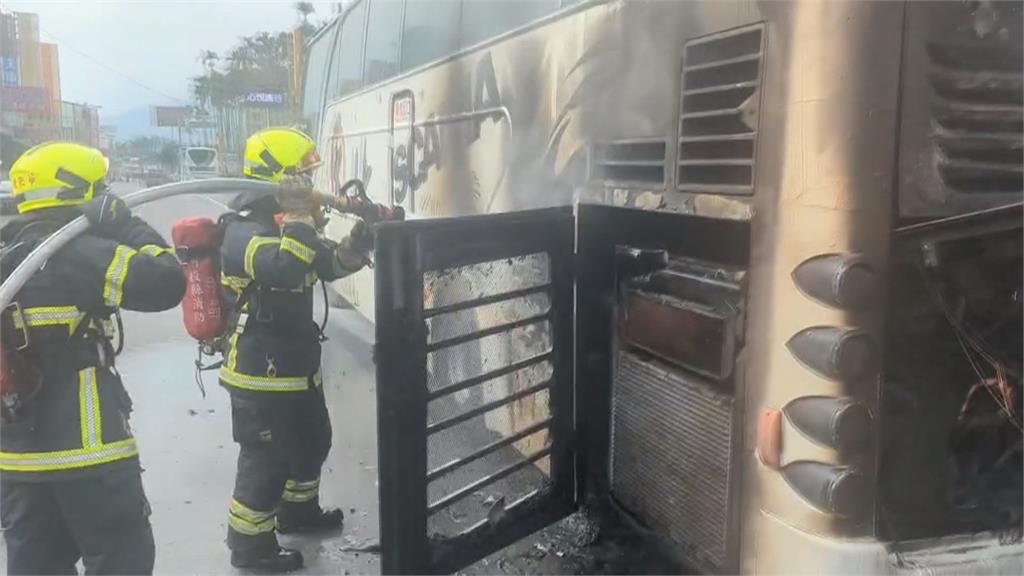 遊覽車不明原因冒煙起火 40名乘客驚險逃出無人傷亡