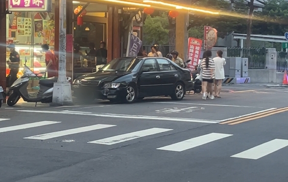 南投車輛暴衝! 50多歲駕駛疑身體不適猛撞前車