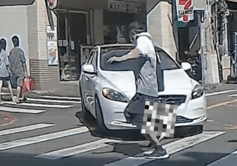阿伯過馬路開「跑酷buff」閃死劫！駕駛「1行為」恐吃罰單套餐