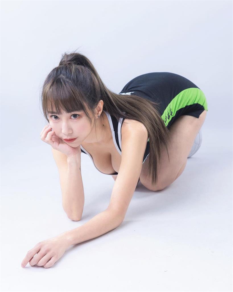 梓梓曬跪下姿勢「超母湯」!為1事嬌喊嗨翻網 梓梓曬跪下姿勢「超母湯」!為1事嬌喊讓網全嗨翻:誠意太滿