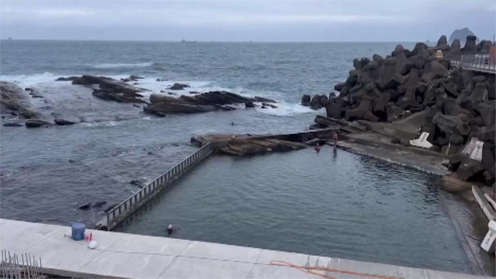 外木山泳池施工中　5名泳客爬消波塊就是要游泳