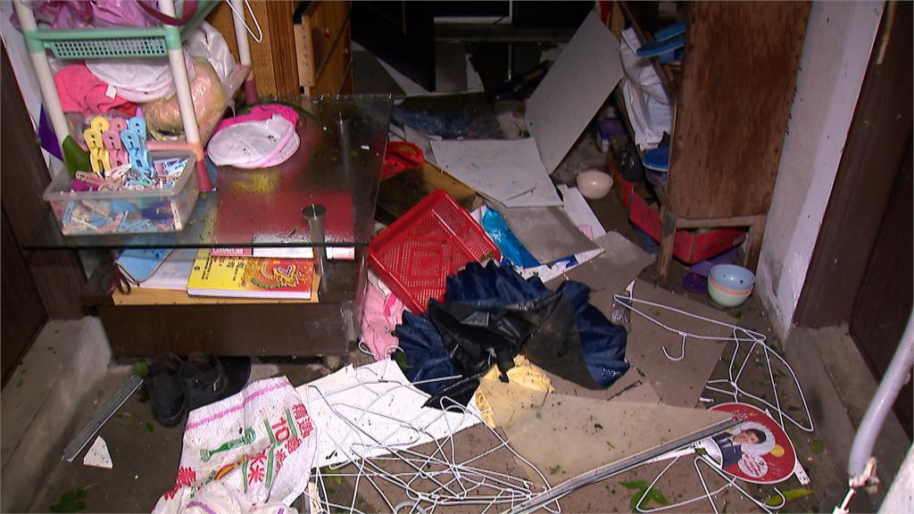 康芮颱風/北市民宅屋頂驚傳遭吹垮! 屋主保護老父母手遭壓傷