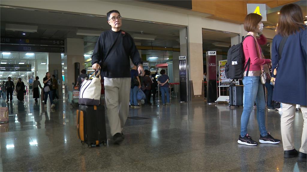 好暗!松山機場無預警停電 旅客「摸黑購物、扛行李走樓梯」