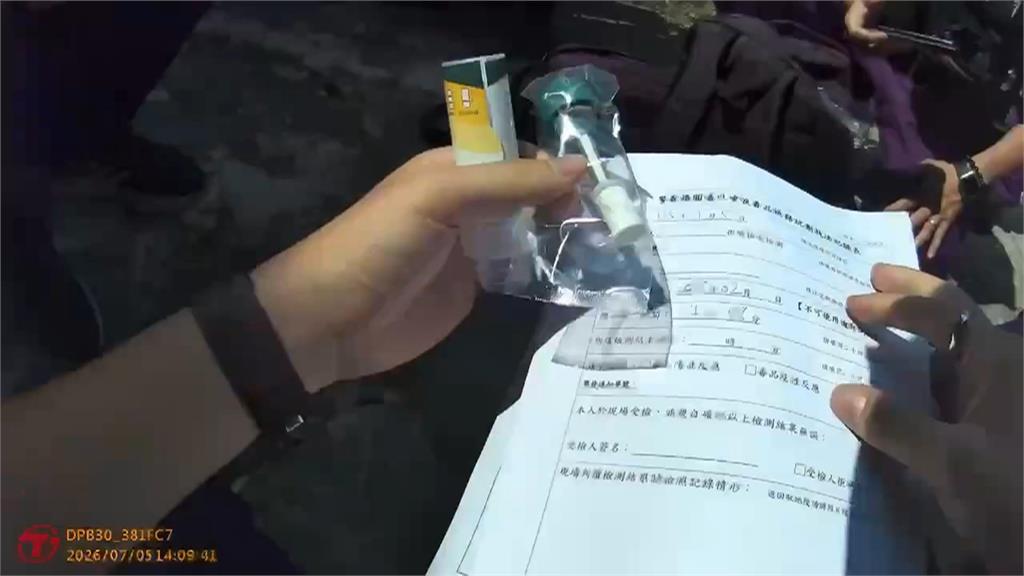 倒退嚕！北投小貨車「倒插路旁」　駕駛涉毒駕被逮
