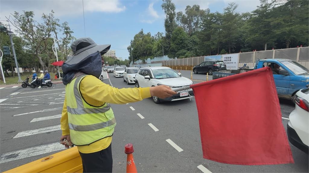 高雄長庚醫院外爆衝突！　駕駛疑「這原因」下車怒推義交