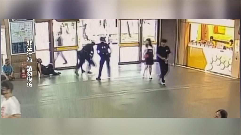 台北車站抽菸被取締 男子失控持酒瓶揮舞欲奪槍 遭員警壓制