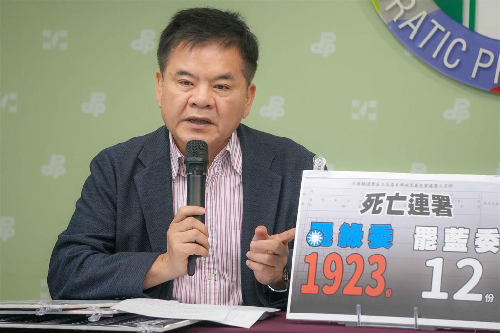 快新聞/國民黨連署造假還挺納粹? 民進黨酸:現在還找不到朱立倫肩膀