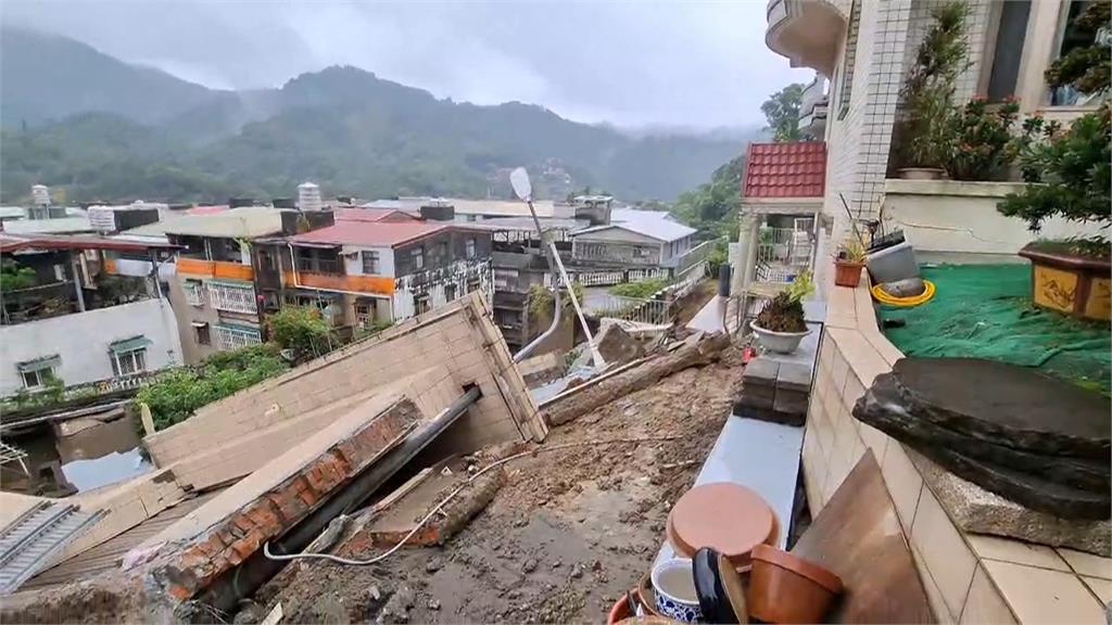 連日大雨成災!新店社區擋土牆滑落 上百人連夜撤離