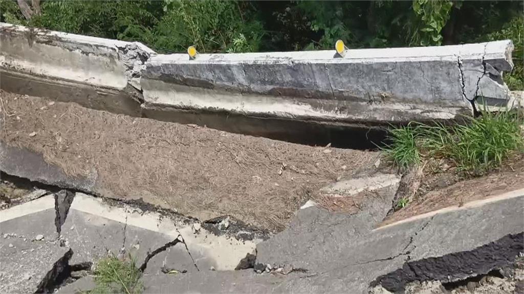墾丁森林遊樂區道路驚見「巨大天坑」　深度達2公尺