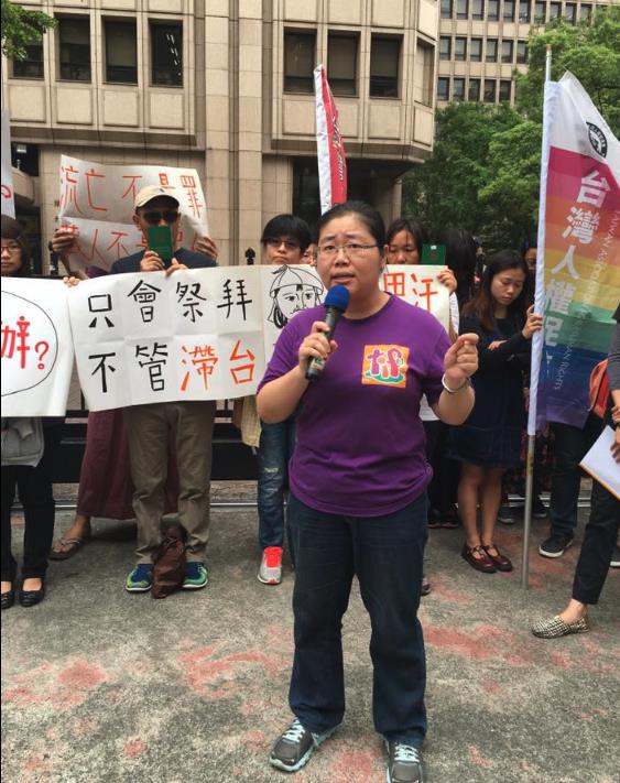 中配亞亞「邀人進來講」護航人嚇愣!神秘女「扯脖狂咆哮」她身分被抖出