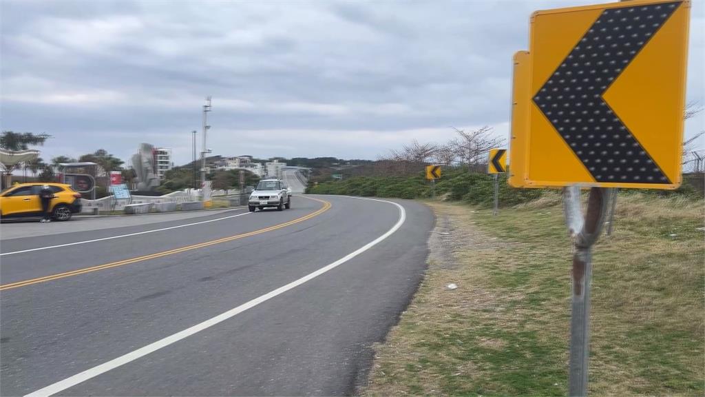 七星潭旁道路暗摸摸 車輛不熟路況逆向闖入對向