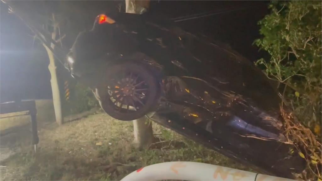 對向有來車!屏東男逆向超車急閃 連人帶車摔落邊坡 警消出動吊掛