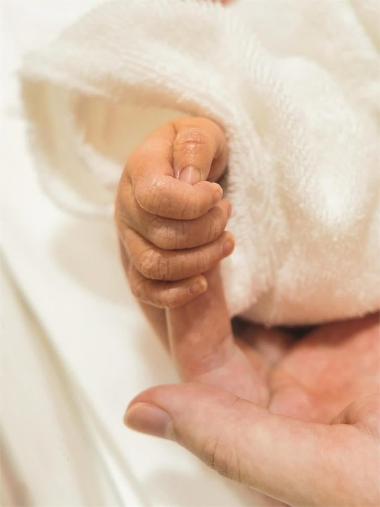 重口味系女優奮戰26小時生了！曬「兒子萌照」平安報喜：不引退繼續拍片