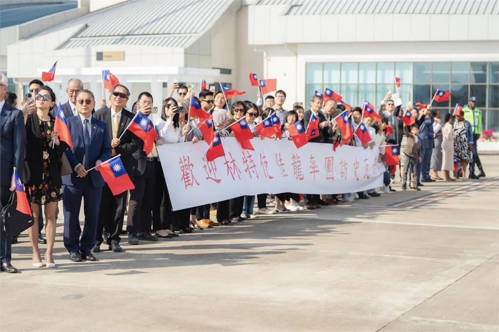 快新聞/林佳龍報平安!率特使團抵達史瓦帝尼 感謝僑胞熱情迎接