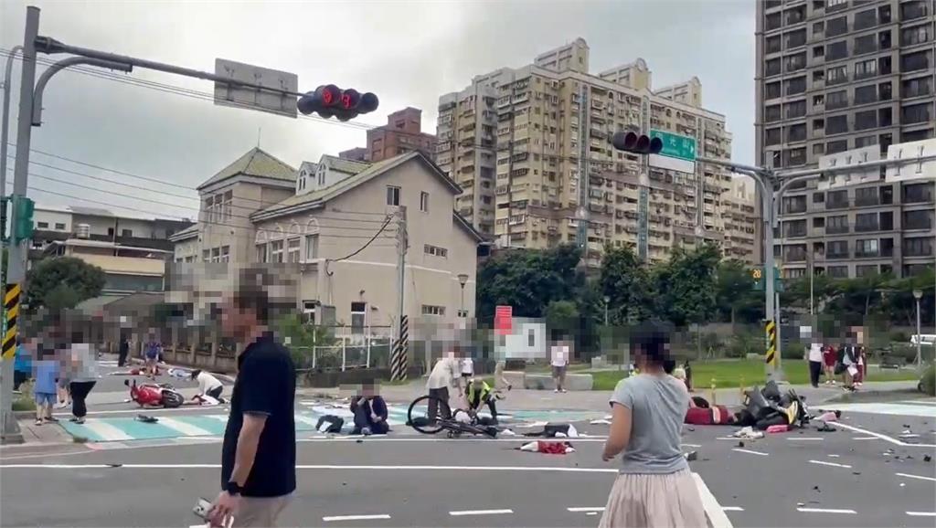 三峽「3死12傷」恐怖車禍!老翁衝撞國中生 90分考卷散落血泊中惹不捨