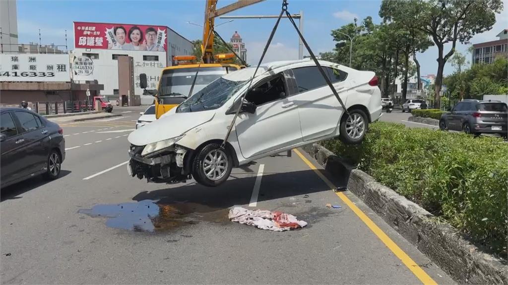 疑未注意路況！越籍婦人追撞停等紅燈車輛　　「連人帶車」１８０度大翻覆