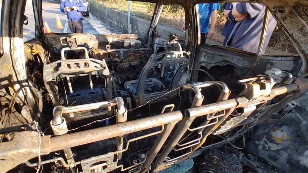 剛下交流道...引擎嚴重抖動 車子起火燃燒 2人急逃生