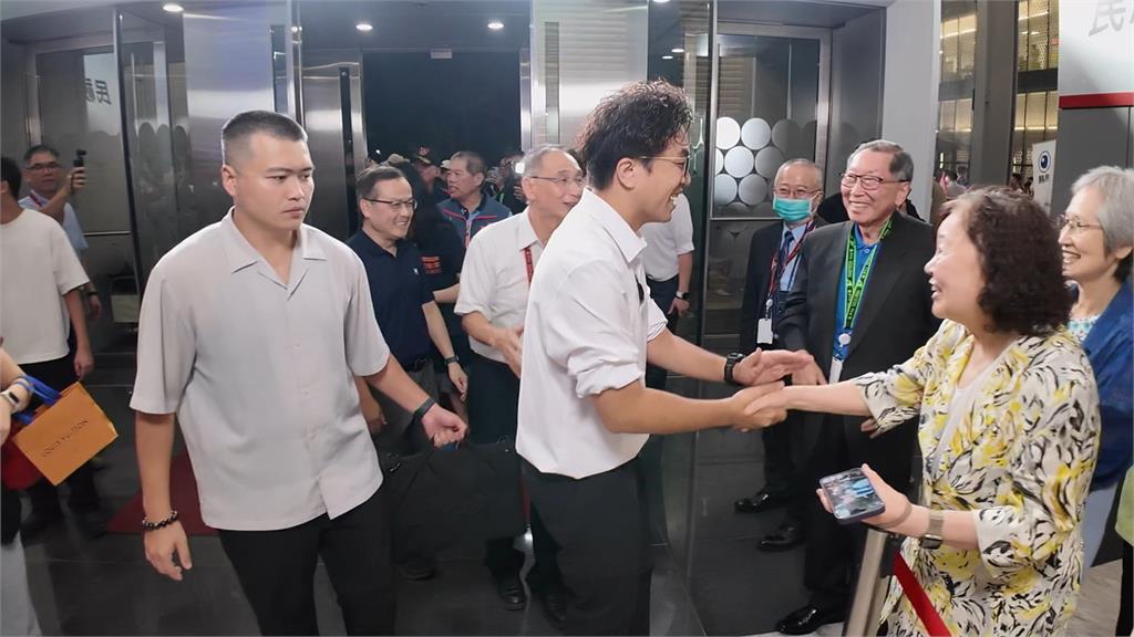 「洋流慧聚」民視新聞總部　大批支持者簇擁、萬人觀看直播
