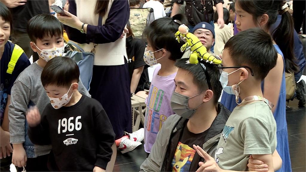 「固拉多團戰」掀寶可夢熱潮 上千玩家擠爆台北車站