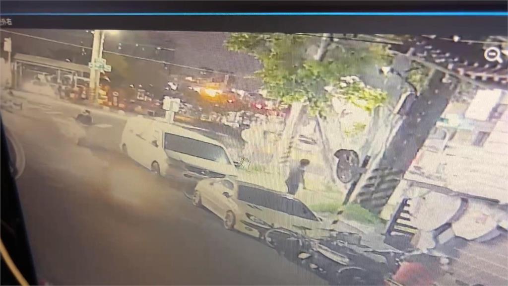 高雄街頭警匪追逐傳槍響 掛失竊車牌拒檢還撞警車