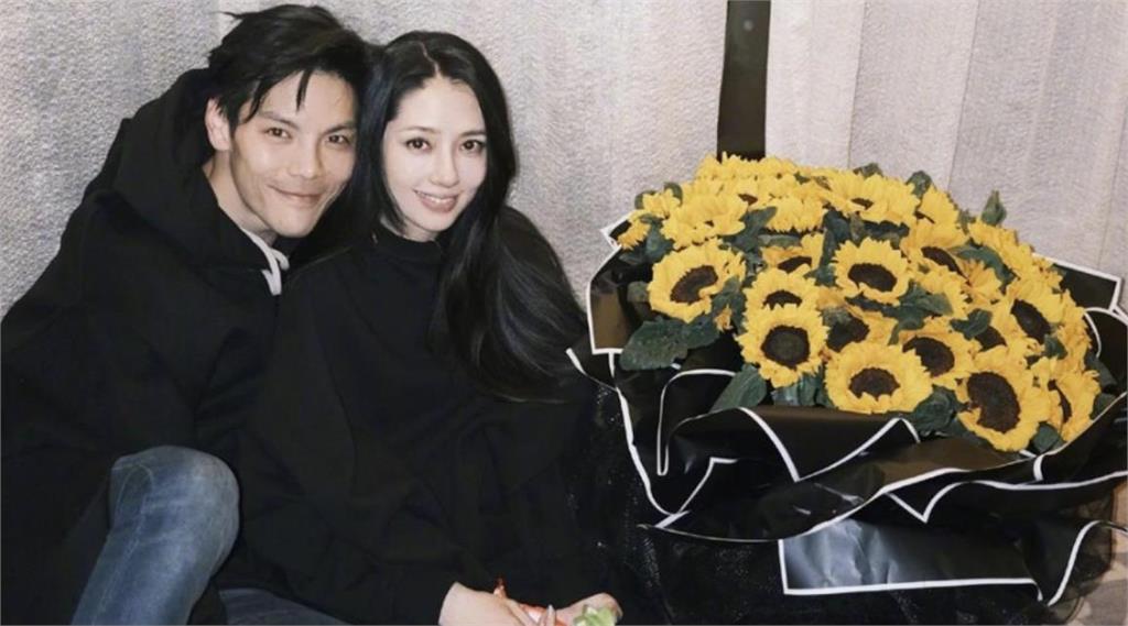 徹底崩壞?向佐直播穿「深V露腰女裝」跳女團舞 網驚呆:吃不下飯