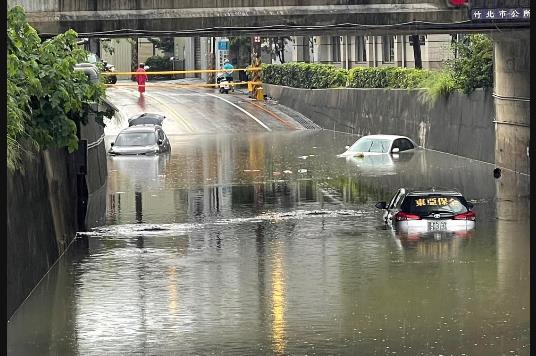 快新聞／大雨狂炸！新竹元培街地下道淹水   香山高中急宣布今停課一天