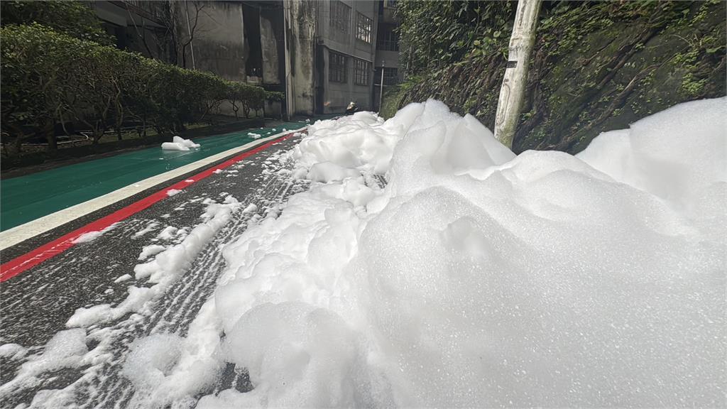 快新聞/兩個月內第2起!基隆市區大量白色泡沫綿延數十公尺 民眾急通報