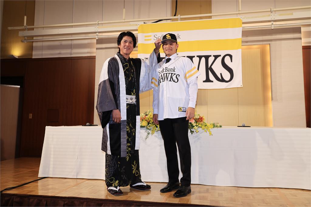 日職(影)／台灣王牌首度在日本亮相！徐若熙披上日職軟銀鷹戰袍談「最愛釣蝦」