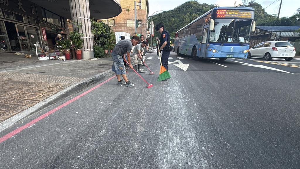 基隆麥金路砂石掉滿地 警方1.5小時逮人卻未馬上清理害人傷