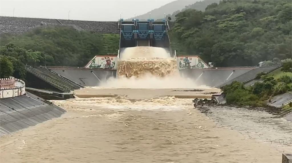 屏東麟洛大排5年潰堤3次　東港雨勢緩積淹水仍未退