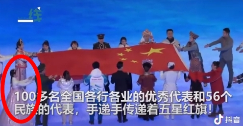 北京冬奧派中國56民族遞五星紅旗驚見「韓服」　南韓2大黨斥：文化入侵
