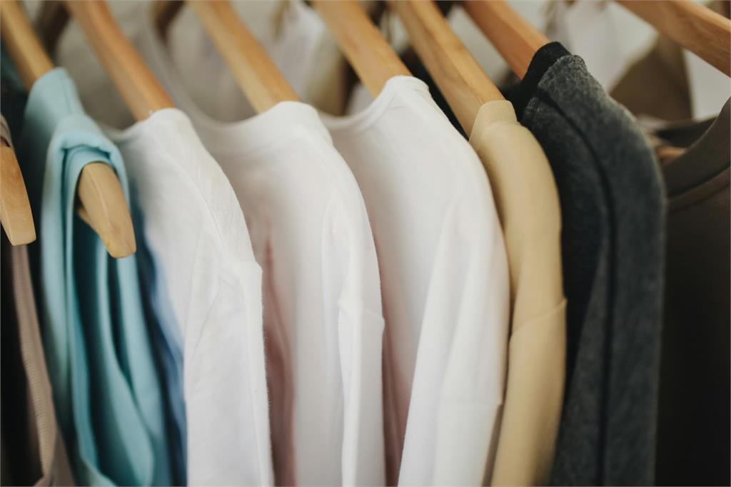 雨天「衣服曬室內」恐狂滋生細菌!毒物醫生警告:容易引發「2疾病」
