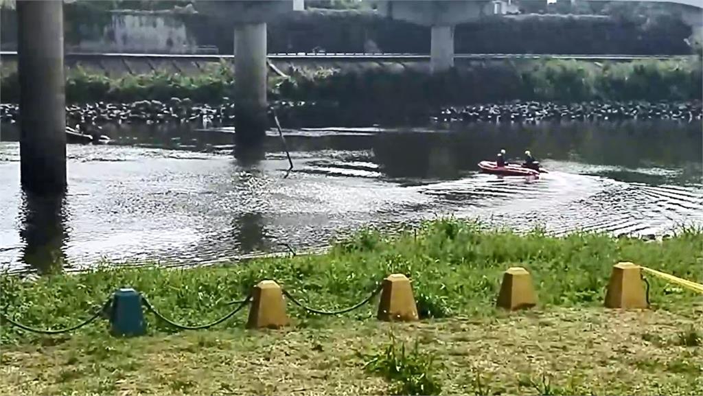 快新聞／國1墜河轎車「完成打撈」　駕駛罹難、遺體送殯儀館待檢方相驗