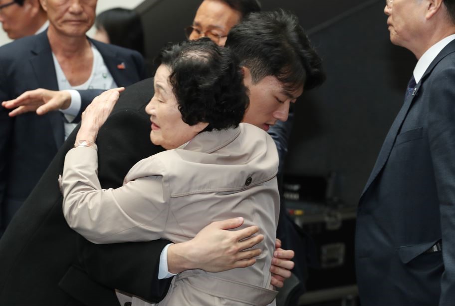 快新聞/全斗煥孫子向光州事件家屬下跪道歉 指爺爺是「大屠殺罪魁禍首」