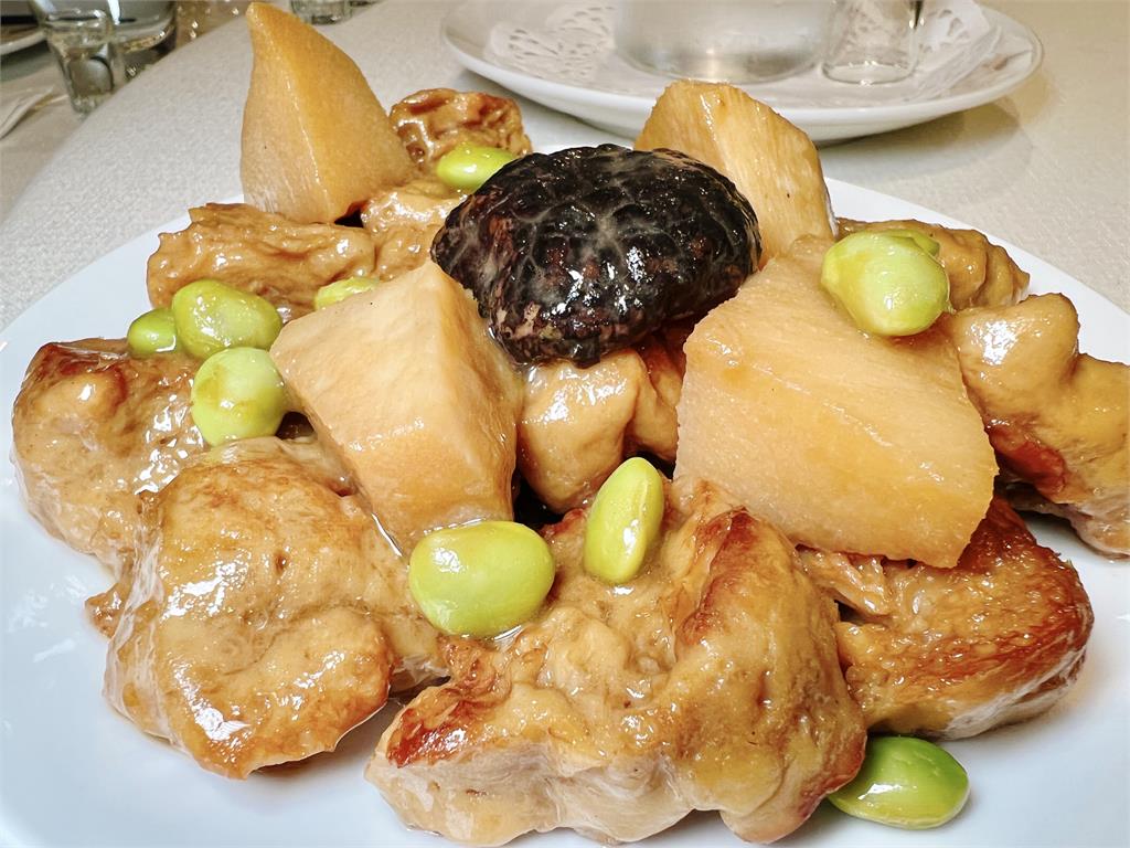 多圖/林百里揪黃仁勳「AI晚宴」19道料理全開箱!隱藏版包場菜單獨家揭密