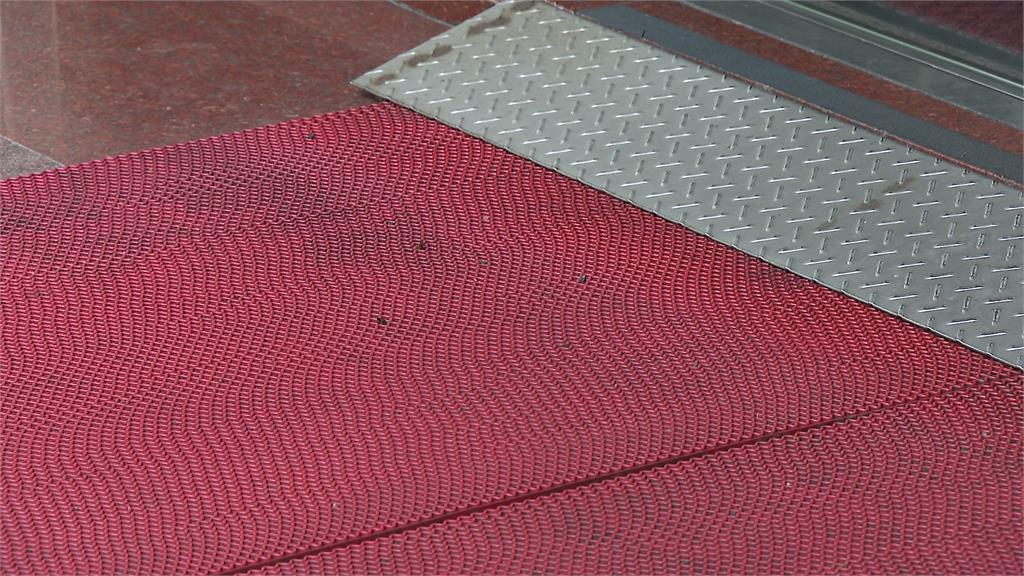 外送員「詭跳」餐點全掉地上! 監視器曝他「徒手裝回」裝沒事送單