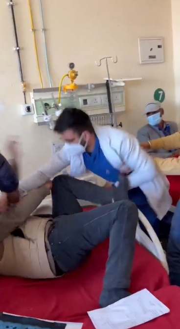 印度醫院變拳擊擂台 病患問「這問題」醫生失控出拳狂揍