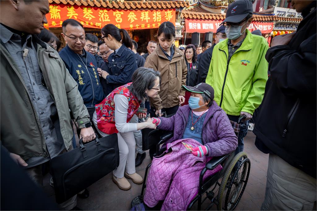 快新聞／蕭美琴初二赴嘉義、花東發福袋！民眾嗨喊「回娘家」　八炯也偕妻來排隊