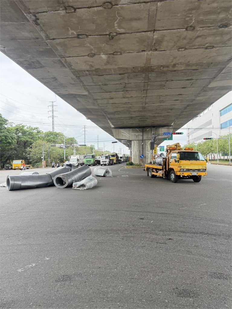 快新聞/高雄林園驚魂!曳引車貨物掉滿地 警方火速排除