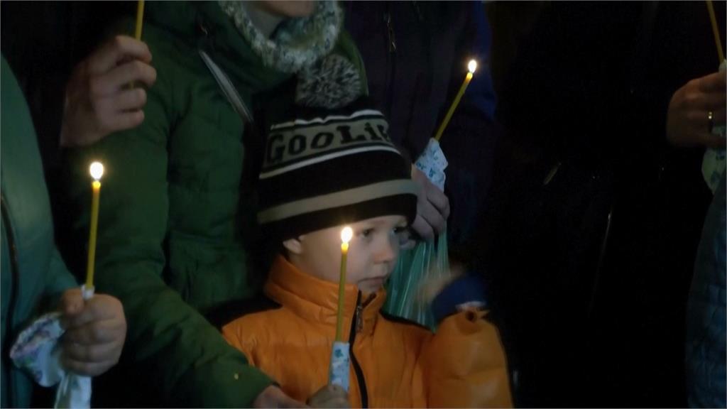 家鄉遭俄羅斯無情空襲！烏克蘭6歲童永別手足　葬禮上難過崩潰大哭