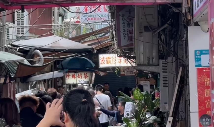 快新聞／板橋奶茶店意外爆紅！南韓美食節目影響力太強　排隊人潮嚇壞網友