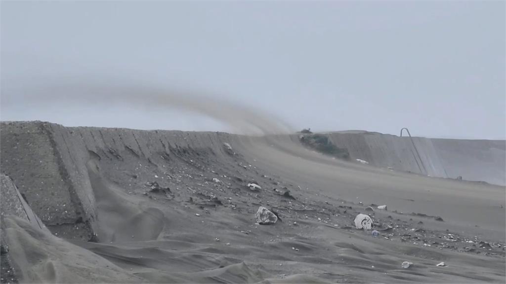 山陀兒一路向北！雲林台西掀大浪　海堤年久失修、小船被打上岸