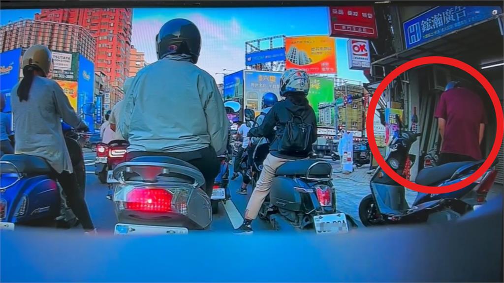 光天化日路邊「解放」！騎士等紅燈當街「行動廁所」畫面曝光
