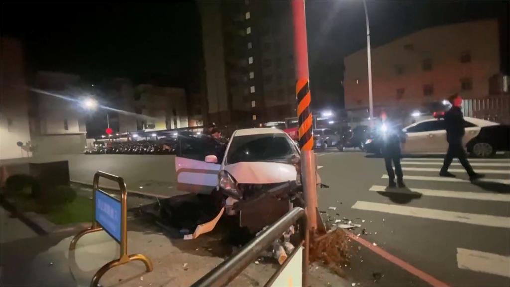 自撞燈桿車輛嚴重損毀　駕駛脫困急藏空酒瓶「滅證」