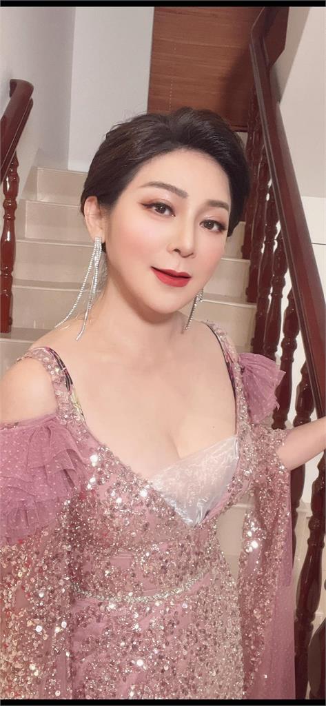 王彩樺曬「母女3人同框照」!桃花電眼神遺傳網讚:根本是姊妹