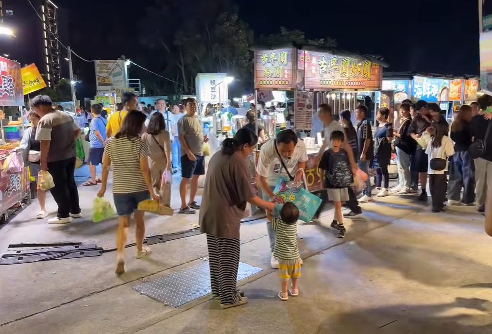 柯文哲率民眾黨夜市上演「清流」！殘酷真相曝光網笑翻：2028沒你們的事